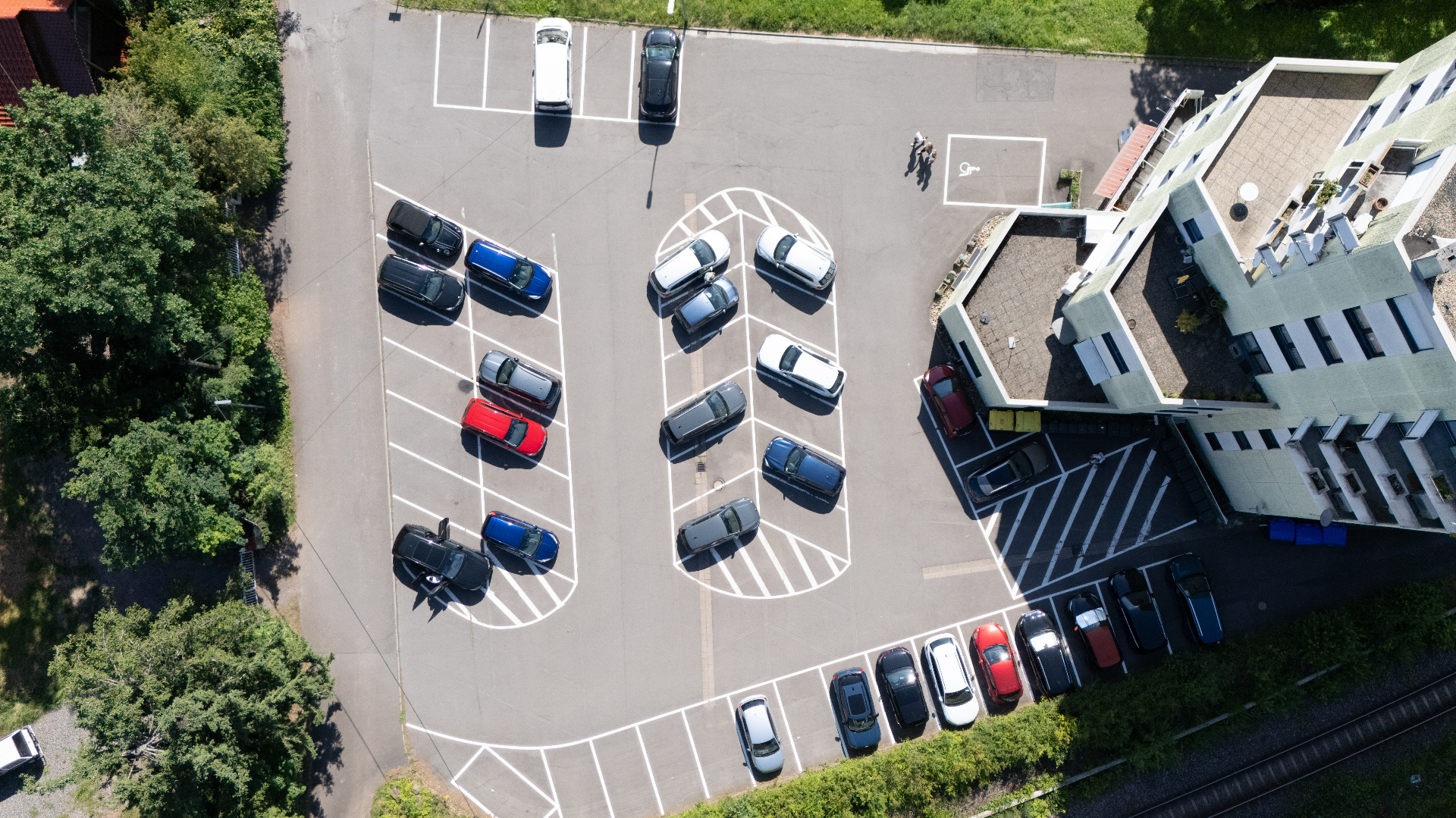 Schützen-Apotheke Lebach von außen mit Parkplatz